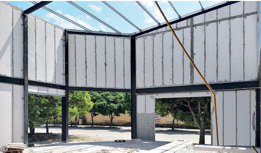So sánh tấm Cemboard và tấm panel nhẹ – Lựa chọn nào tối ưu cho công trình hiện đại?